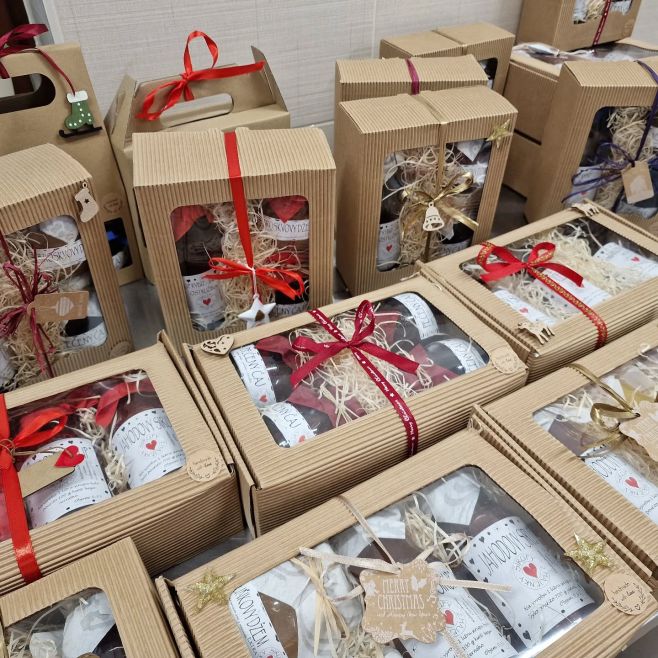 Balíčkujeme😊 Dárkové krabičky koupíte na www.sirupyzhajenky.cz